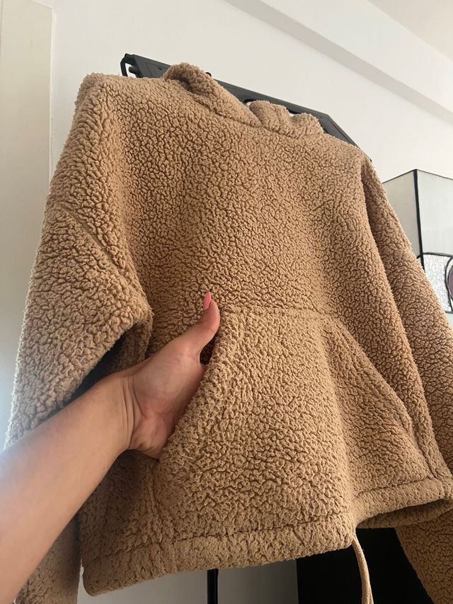 Sudadera cropped con capucha peluche