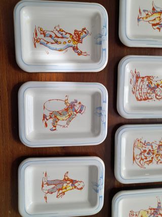 11 piattini in peltro smaltato