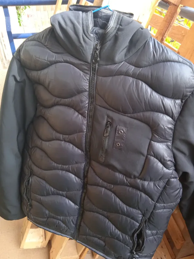 Abrigo negro acolchado