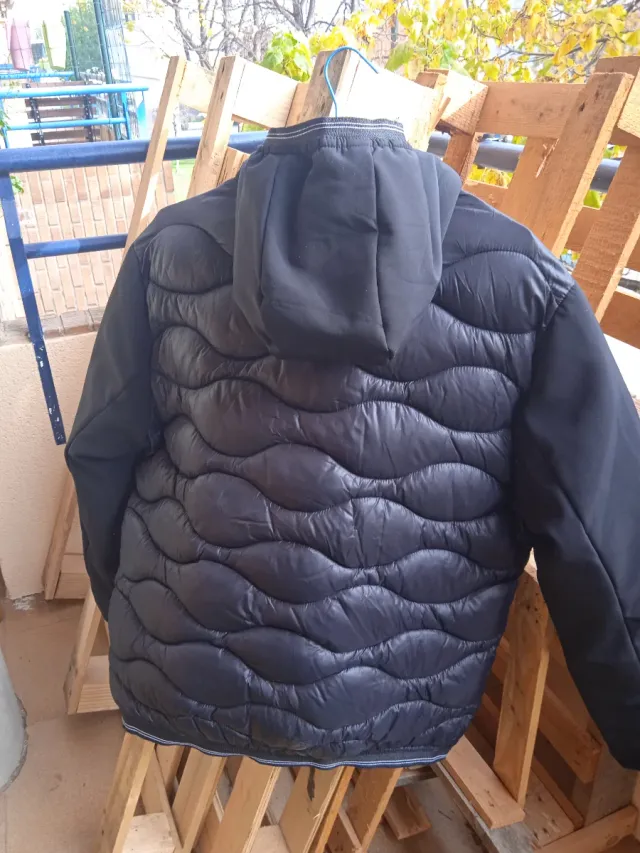 Abrigo negro acolchado