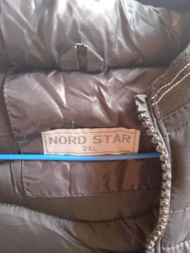 Abrigo negro acolchado