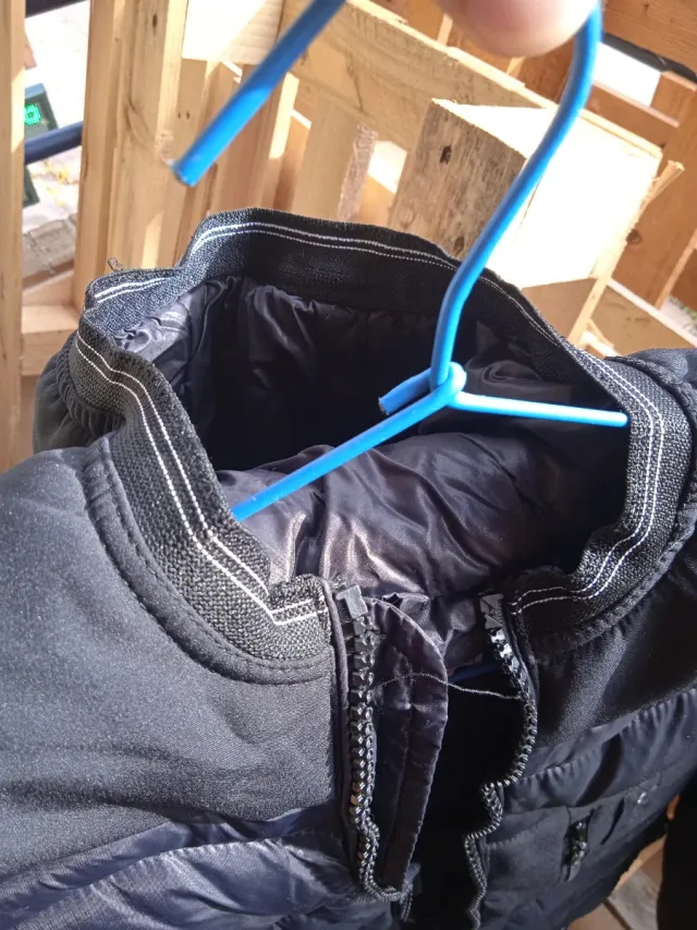 Abrigo negro acolchado