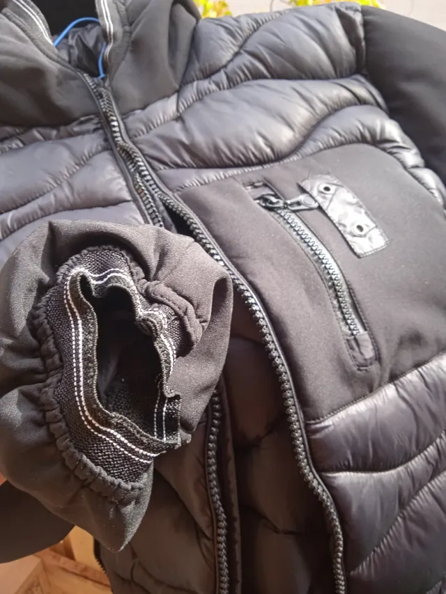 Abrigo negro acolchado