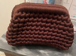 Pochette marrone con chiusura a molla