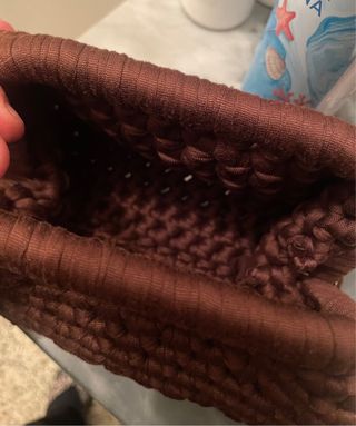 Pochette marrone con chiusura a molla