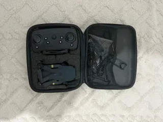 Dron con mando y maletín