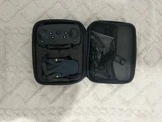 Dron con mando y maletín