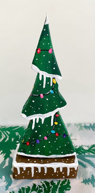 Casitas y árboles de Navidad pintados a mano