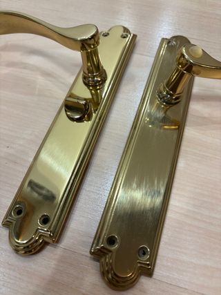 Manillas de puerta doradas