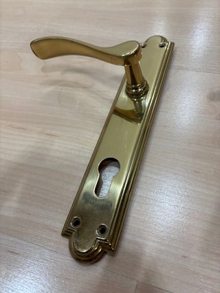 Manillas de puerta doradas