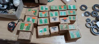 Cajas de tornillos planos nuevas