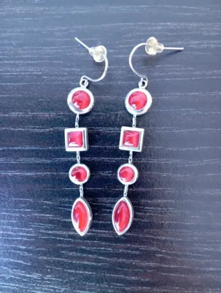 Pendientes largos rojos y plateados