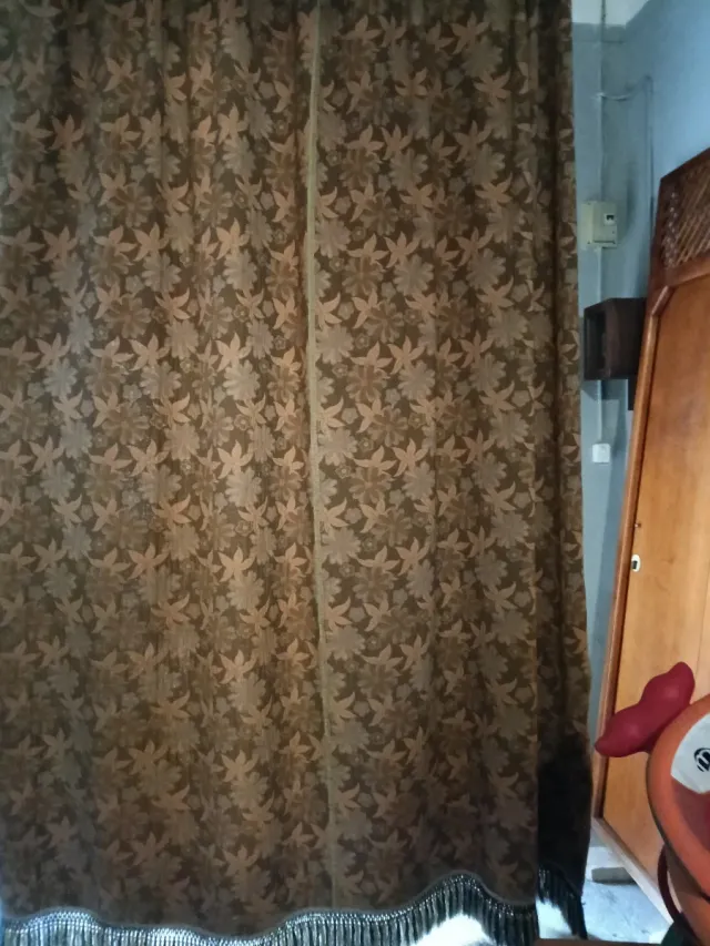 Cortina tapicera antigua floral