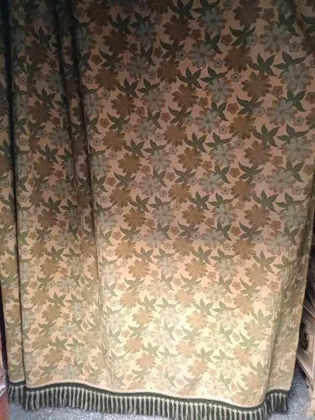 Cortina tapicera antigua floral