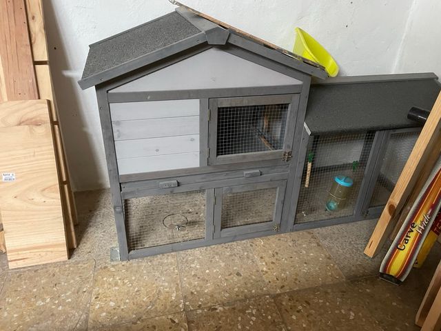 Jaula para mascotas gris y blanca