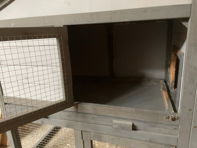 Jaula para mascotas gris y blanca