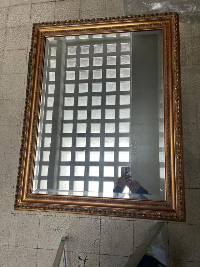 Specchio bisellato con cornice dorata