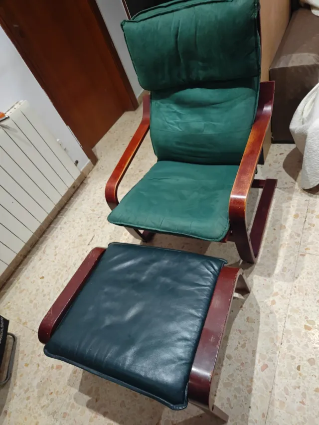 Sillón y taburete de cuero y madera
