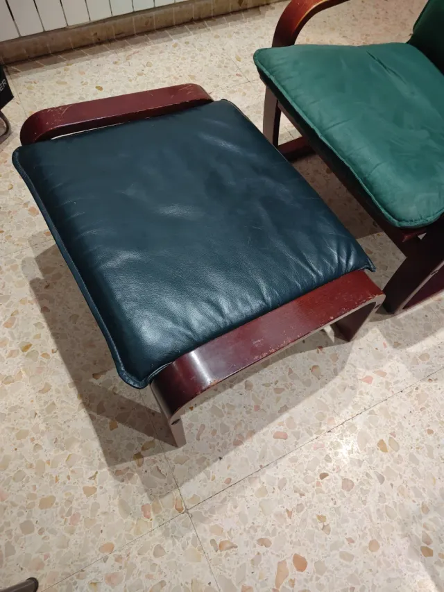 Sillón y taburete de cuero y madera