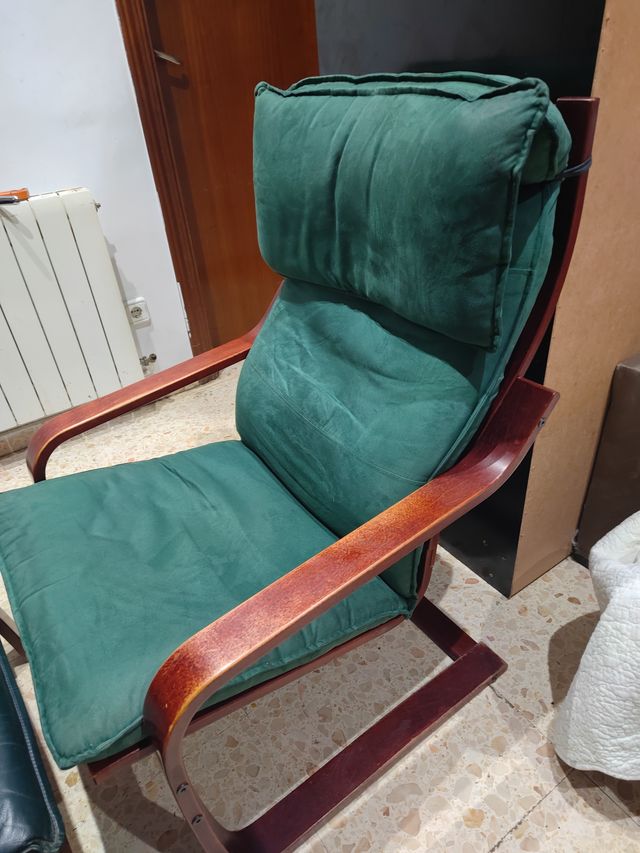 Sillón y taburete de cuero y madera