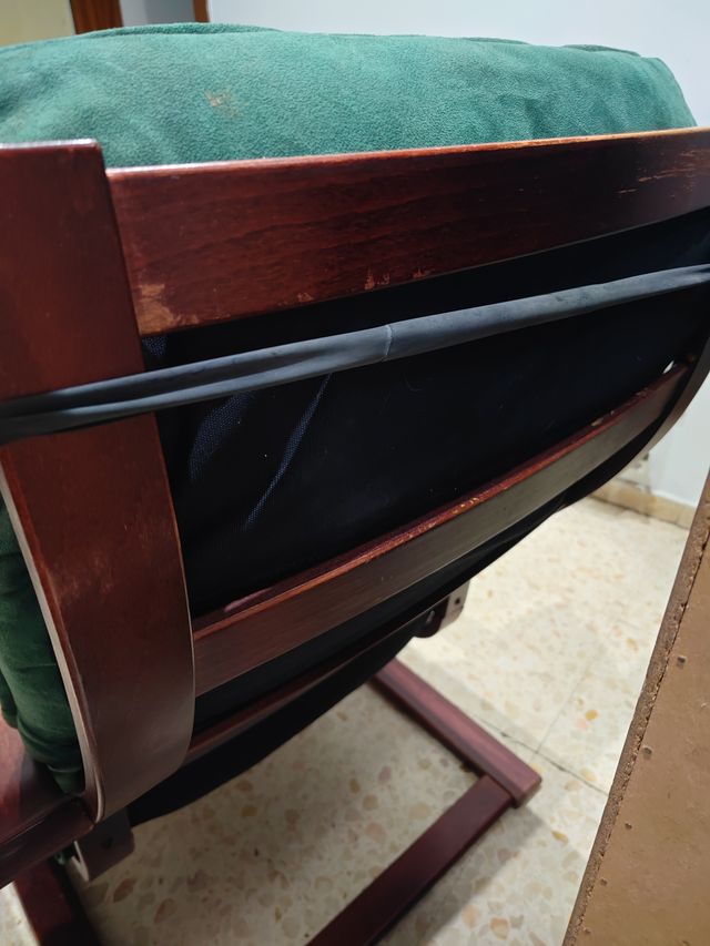 Sillón y taburete de cuero y madera