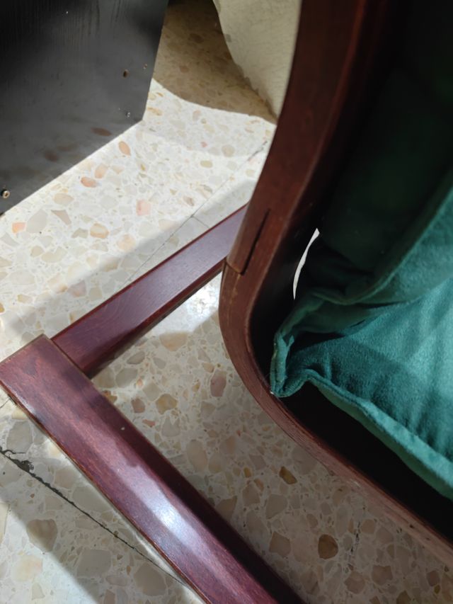 Sillón y taburete de cuero y madera