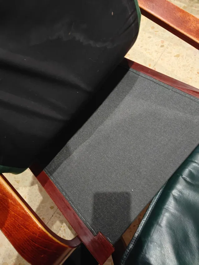 Sillón y taburete de cuero y madera