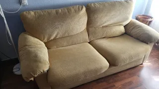 Sofá de tela amarillo y marrón