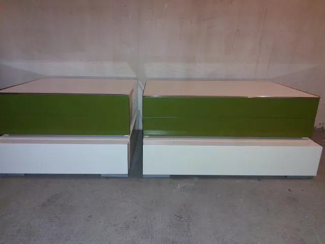 Mesitas de noche verdes y blancas