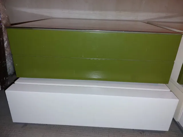 Mesitas de noche verdes y blancas