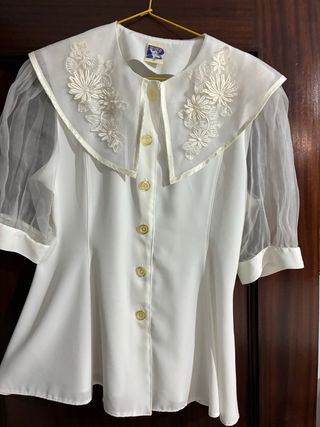 Blusa blanca con cuello bordado