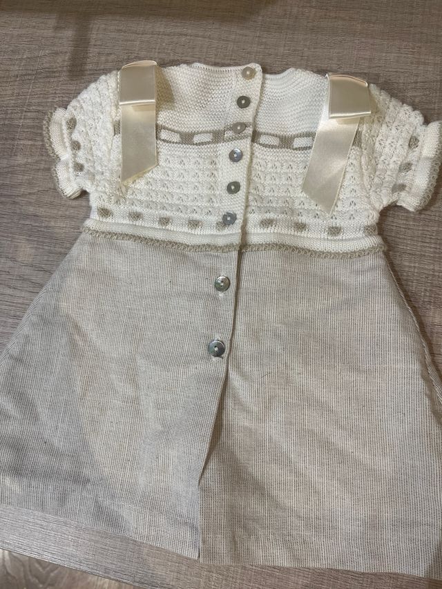 Vestido de bebé tejido con lazos