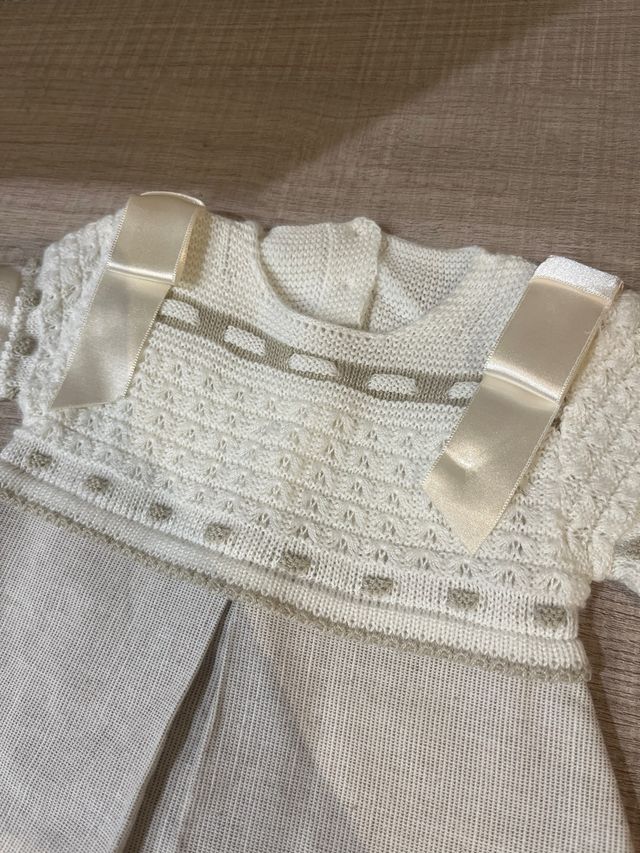 Vestido de bebé tejido con lazos
