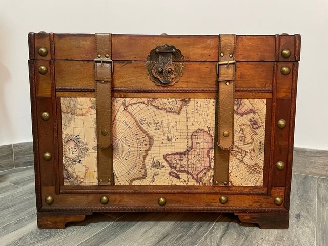 Baúl de madera con mapa y herrajes