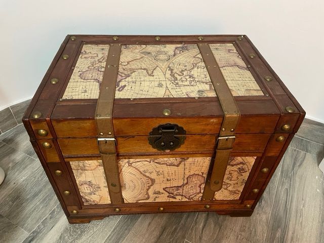 Baúl de madera con mapa y herrajes