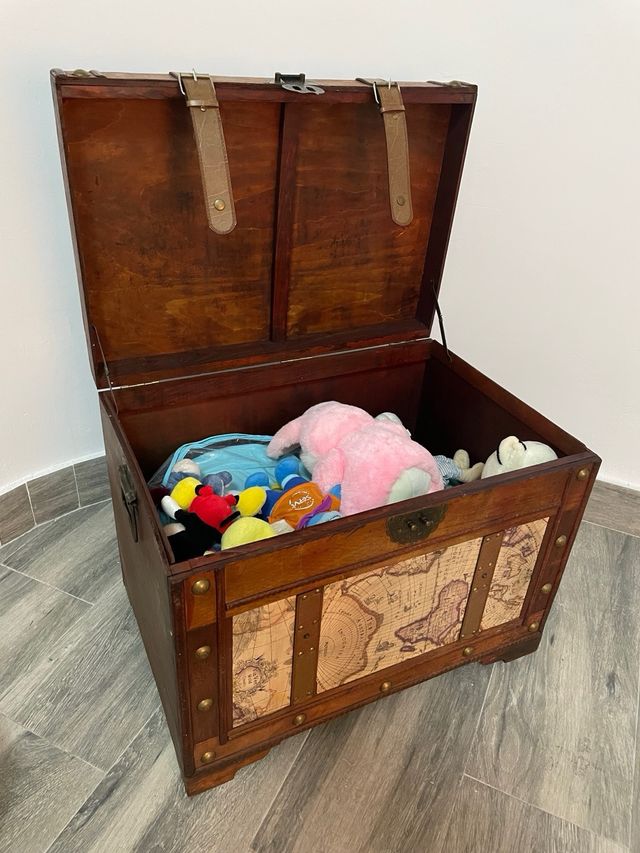 Baúl de madera con mapa y herrajes