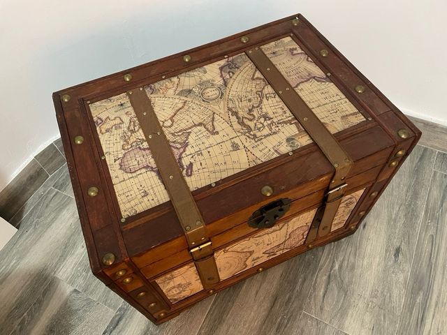 Baúl de madera con mapa y herrajes