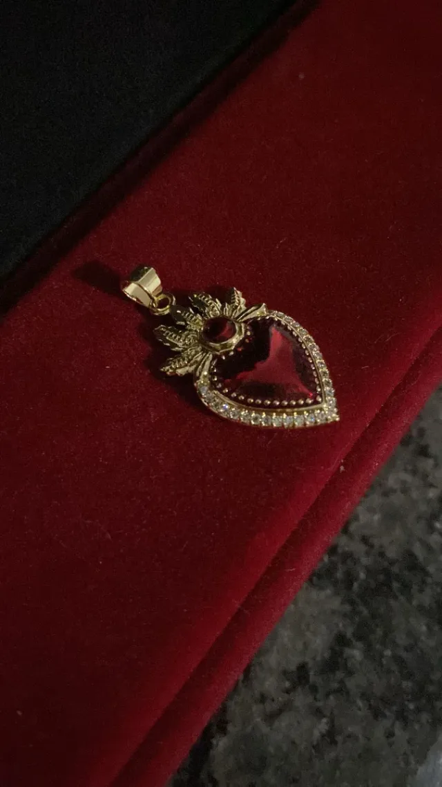Colgante corazones circonita roja oro laminado 18k