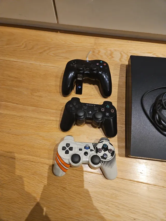 PlayStation 3 con 3 mandos