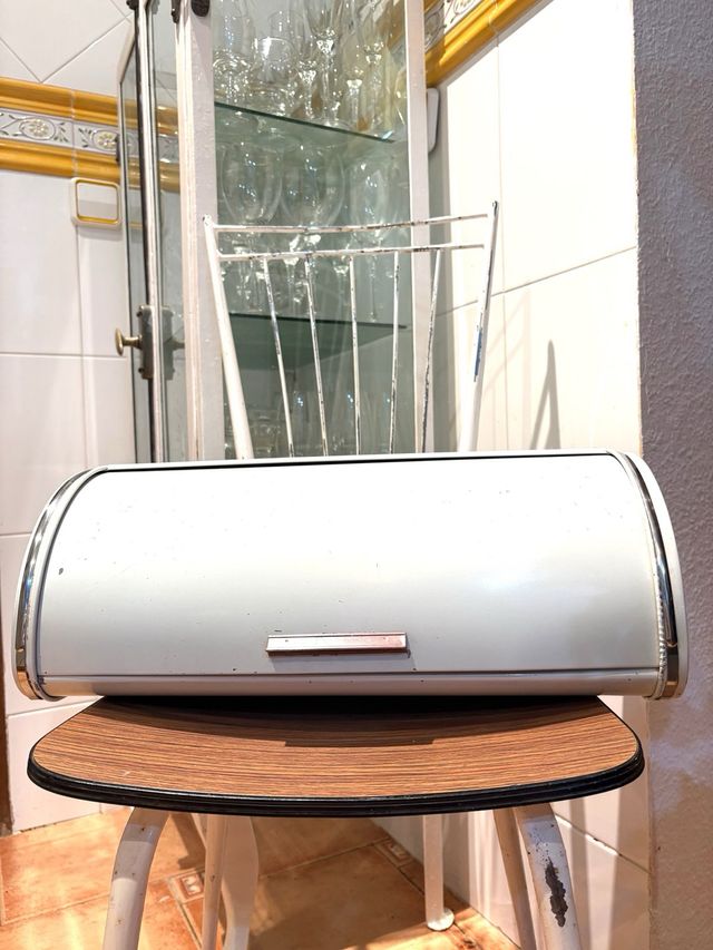 PORTAPANE VINTAGE IN METALLO.