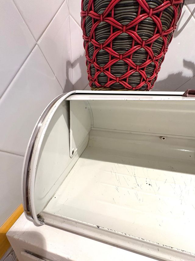 PORTAPANE VINTAGE IN METALLO.