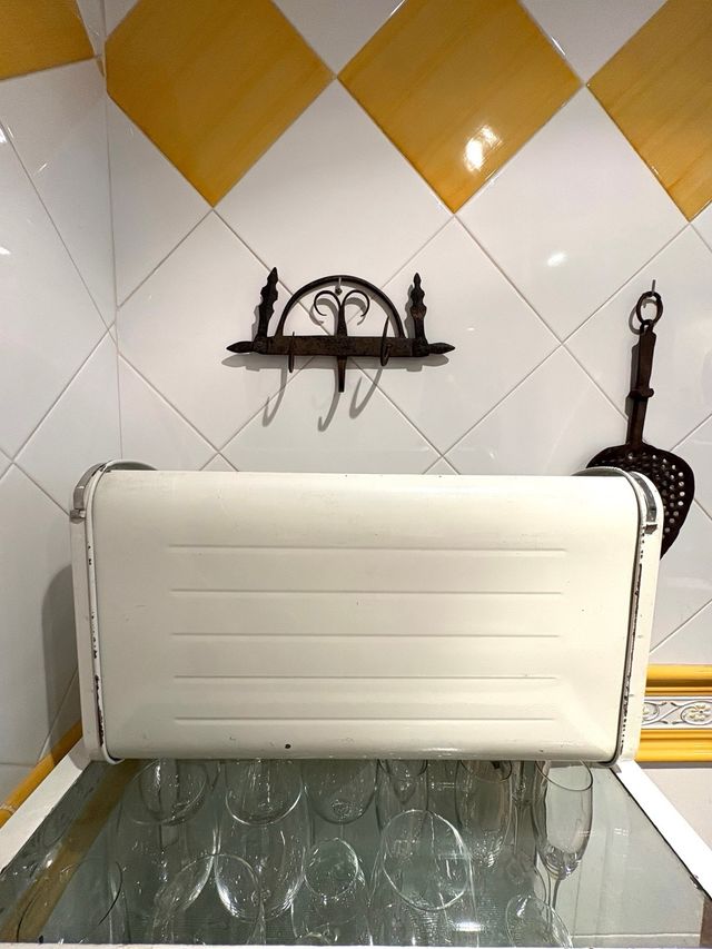 PORTAPANE VINTAGE IN METALLO.