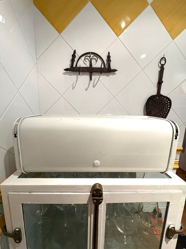 PORTAPANE VINTAGE IN METALLO.