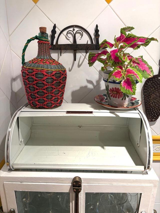 PORTAPANE VINTAGE IN METALLO.