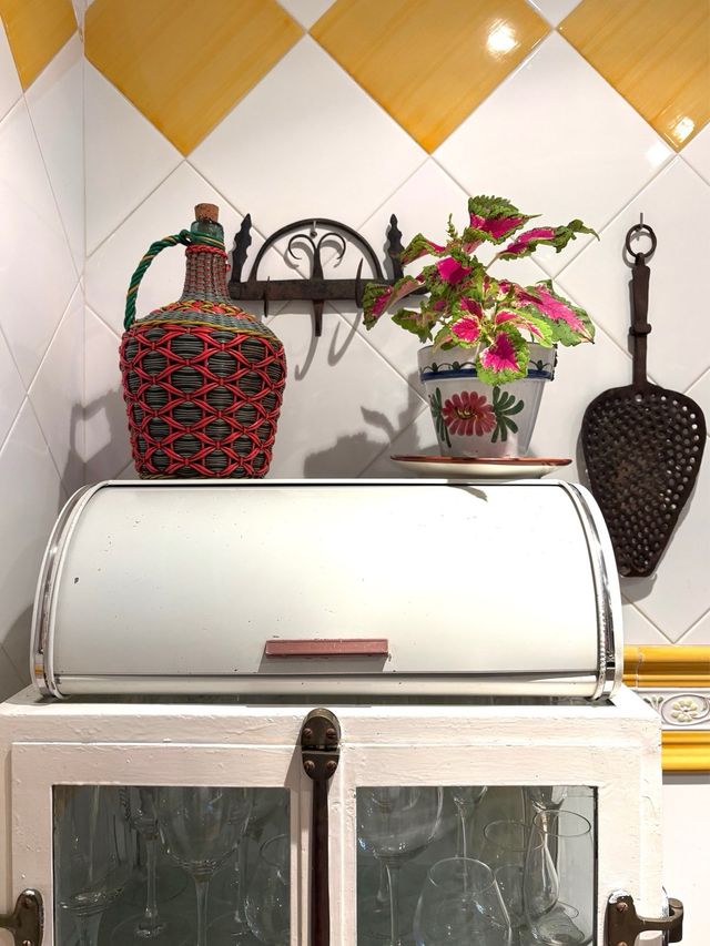 PORTAPANE VINTAGE IN METALLO.