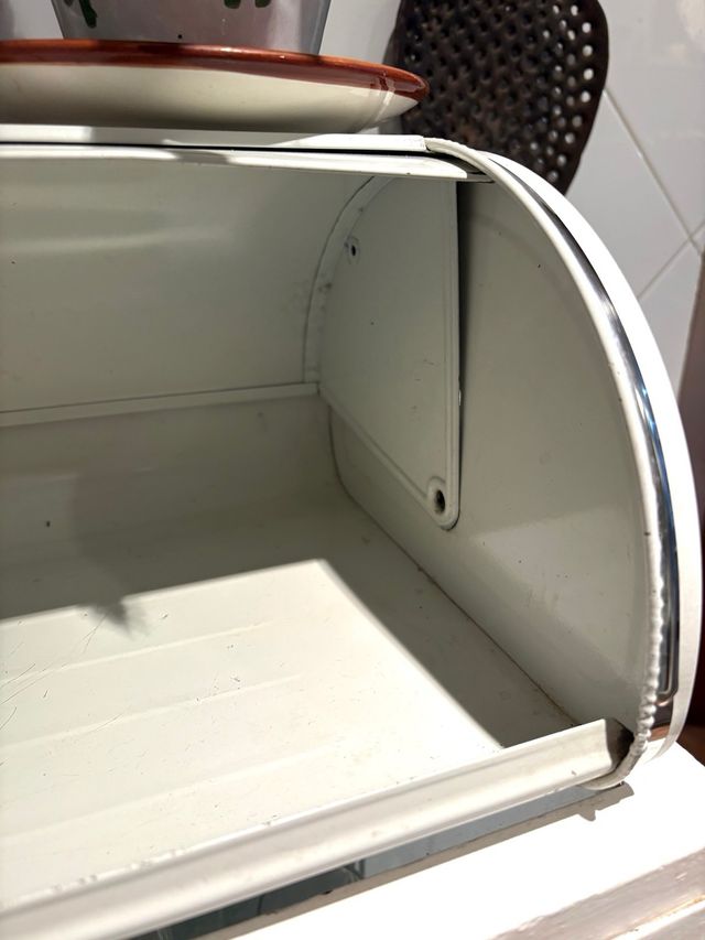 PORTAPANE VINTAGE IN METALLO.