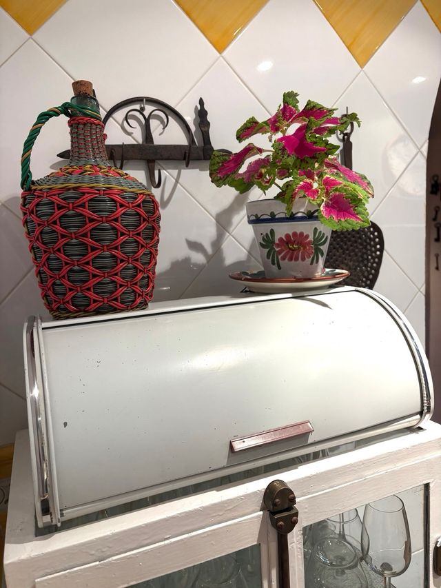 PORTAPANE VINTAGE IN METALLO.