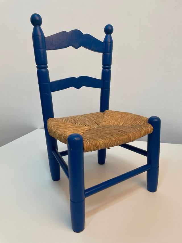 Sillas de anea azules y beige