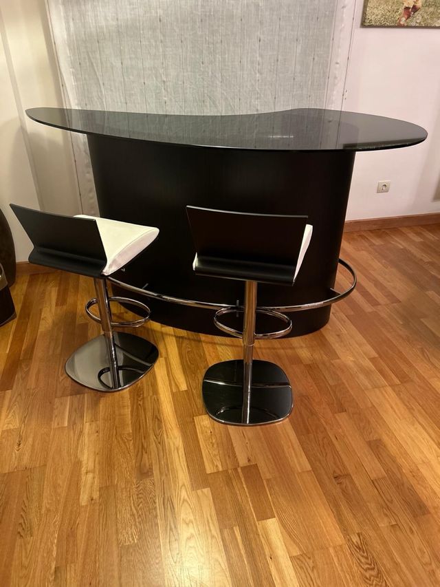 Barra de bar Ublo de Roche Bobois con taburetes