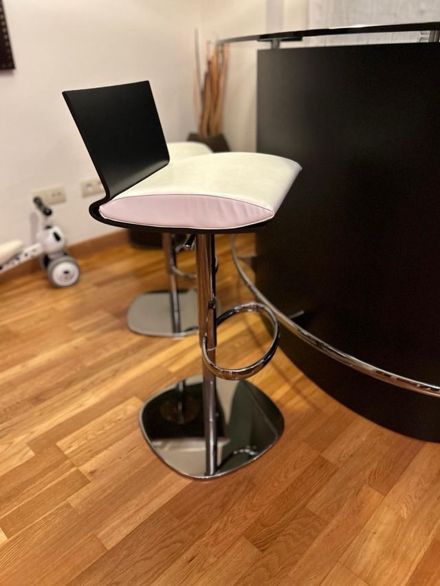 Barra de bar Ublo de Roche Bobois con taburetes